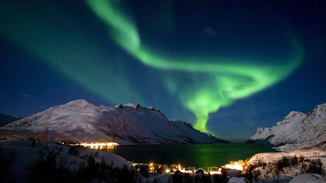 Discrete auroral arcs. Image courtesy: http://webhost.ischool.uw.edu/~drwilson/